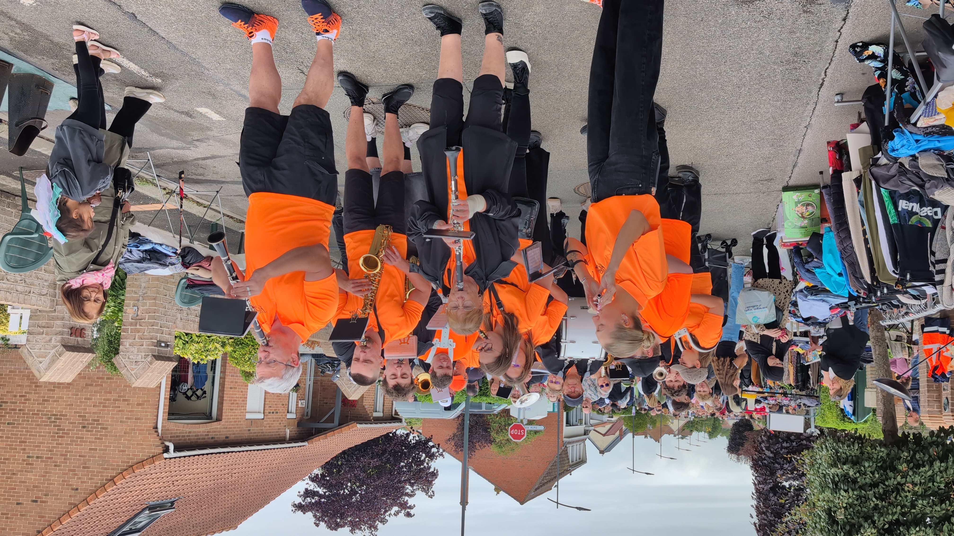 Musiciens déambulant dans une rue avec le public